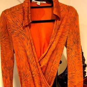 DVF size 4 Long sleeves orange/black mid length